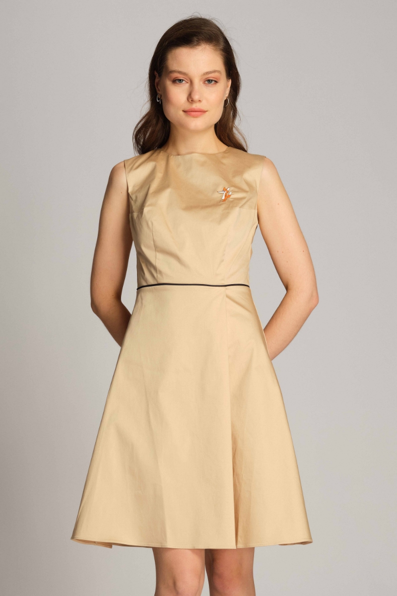 Beige Frau Kleid