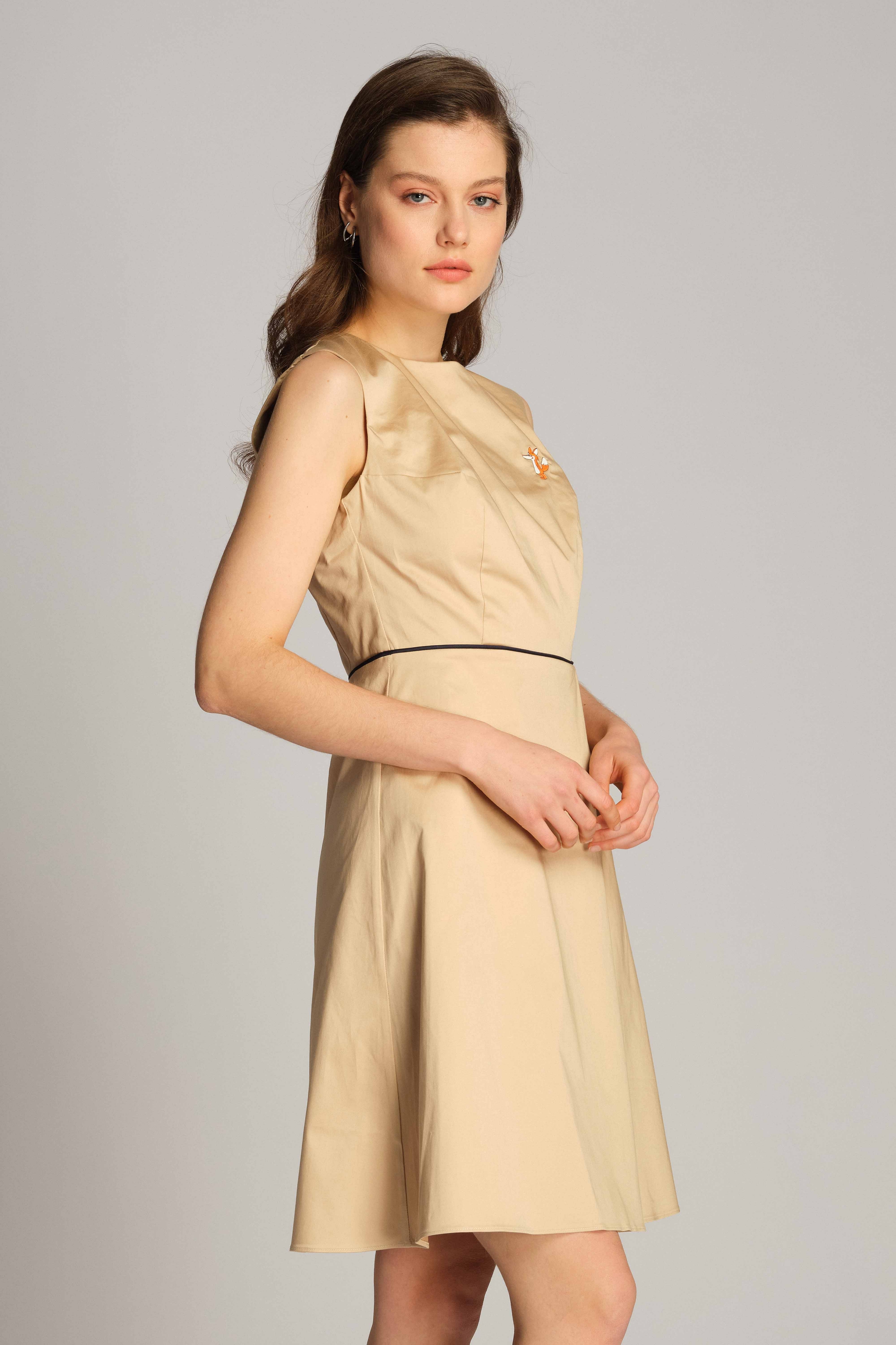 Beige Frau Kleid