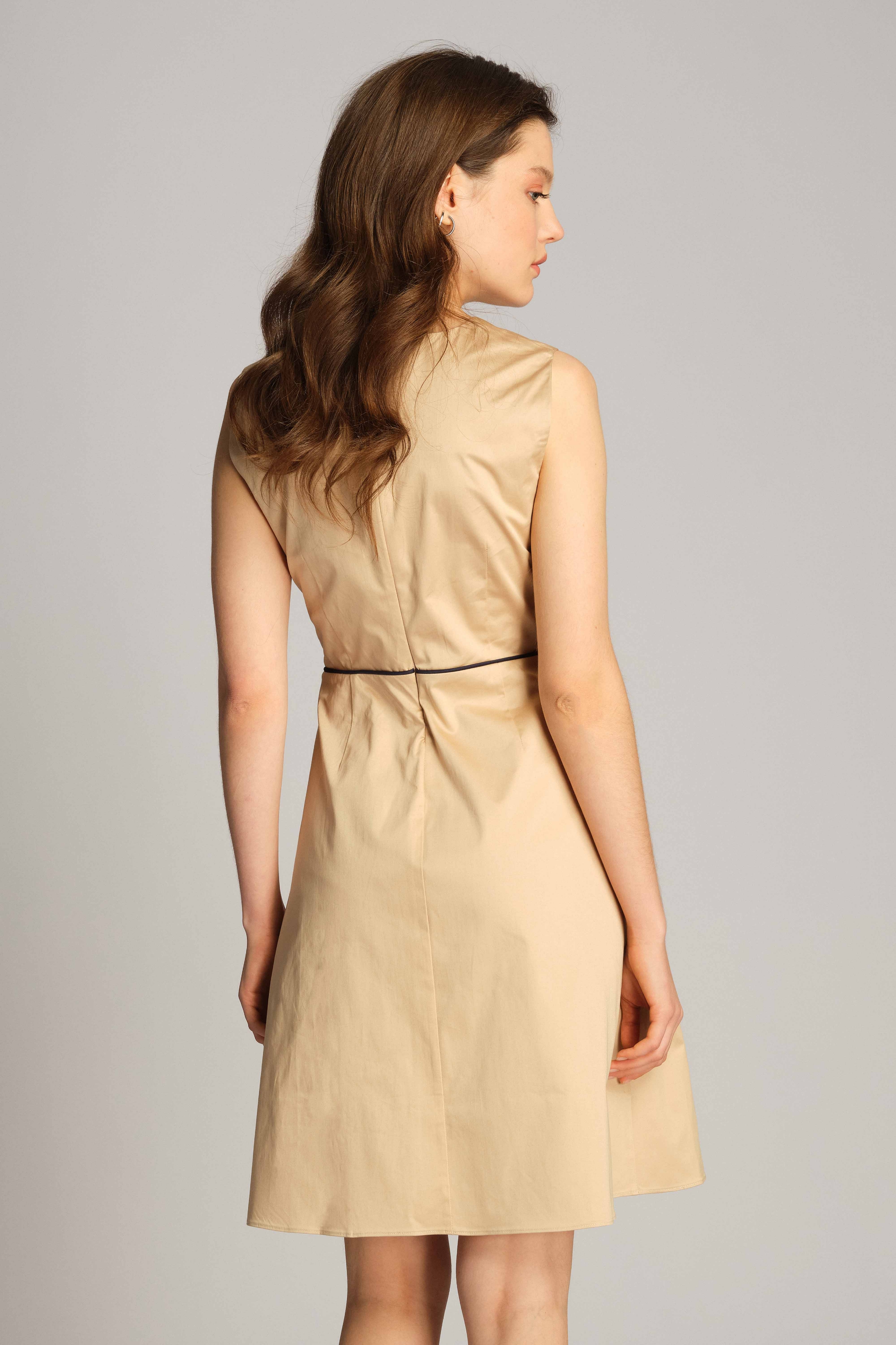 Beige Frau Kleid